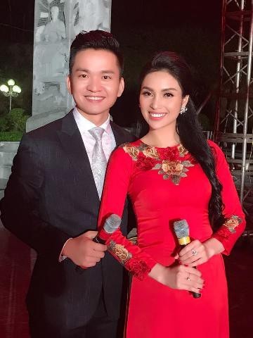 MC Huyền Sâm tự hào và xúc động khi dẫn chương trình tri ân các anh hùng liệt sỹ tại Truông Bồn - 2 MC Huyền Sâm sánh đôi cùng MC Hạnh Phúc. Cả 2 tỏ rõ sự ăn ý trên sân khấu