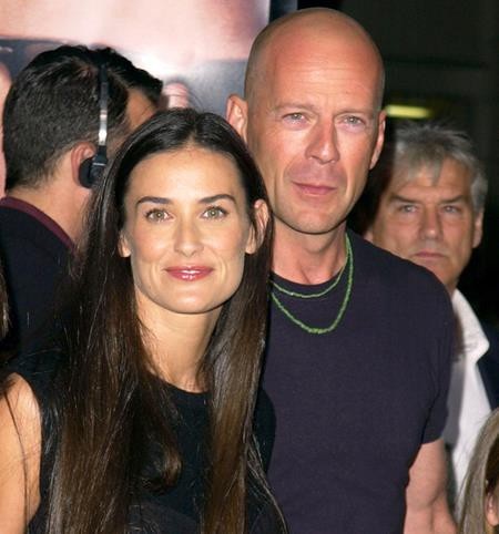 Sau khi li dị vào năm 1998, Bruce Willis và Demi Moore vẫn là những người bạn gần gũi nhất với nhau. Thậm chí, Bruce Willis còn rất thân thiết và quý mến người chồng sau của Demi Moore là Ashton Kutcher.