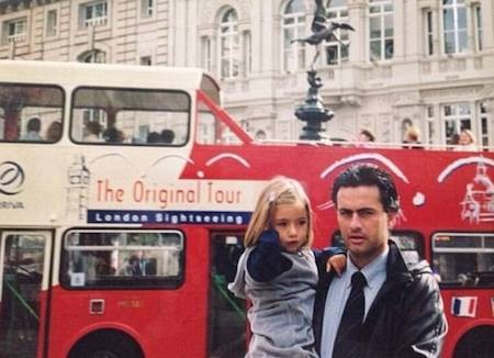 Mourinho chia sẻ một hình ảnh đáng nhớ của hai cha con trong quá khứ