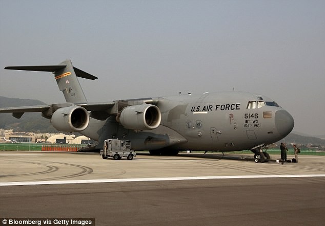 Lộ dàn xe "khủng" hộ tống Tổng thống Trump thăm châu Á - 3
Một máy bay “ngựa thồ” C-17 Globemaster của Không quân Mỹ (Ảnh: Getty)