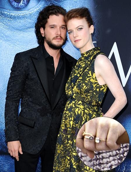 Những ngôi sao tự tin khoe nhẫn tiền tỉ trong năm nay - 2 Gặp gỡ nhau trên phim trường của “Game of thrones”, Rose Leslie và Kit Harington đã nhanh chóng sa vào lưới tình. Và đến hôm 27/9 vừa rồi, cặp sao đã báo tin kết hôn với fans hâm mộ, kèm theo một chiếc nhẫn đính hôn lấp lánh.