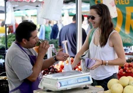Nữ diễn viên nổi tiếng Hollywood Jennifer Garner không ngần ngại hòa mình vào lối sống “bình dân”, đến những khu chợ nhộn nhịp, cân đong đo đếm khi đi chợ như mọi bà nội trợ khác. Chẳng cần hàng hiệu xa hoa, Jennifer Garner vẫn gây được ấn tượng với các fans hâm mộ nhờ tính cách chân thật, đơn giản đến bất ngờ.