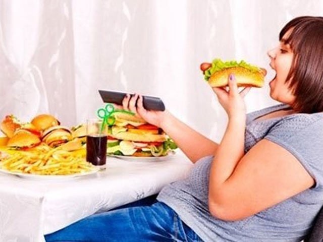 Trẻ vừa ăn vừa xem tivi cực kỳ gây hại cho dạ dày.