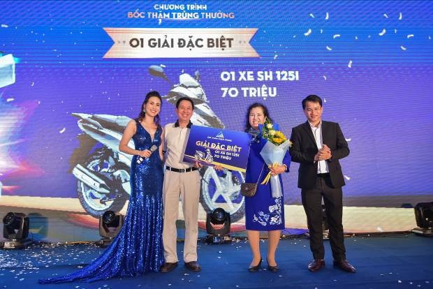 Đất Xanh Miền Trung ra mắt thành công hệ thống BĐS cao cấp tại thị trường miền Bắc - 3 Khách hàng giao dịch thành công nhận những phần quà giá trị từ Đất Xanh Miền Trung tại sự kiện.