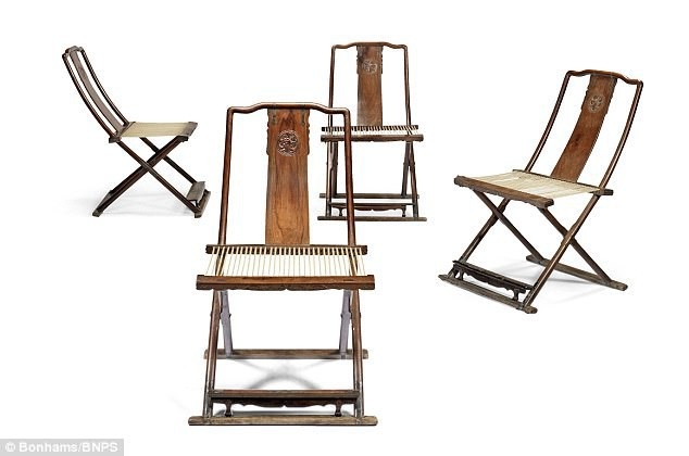 Bộ ghế gỗ sưa 300 năm tuổi giá 160 tỷ đồng - 3
Mặc dù đã 370 năm tuổi nhưng những chiếc ghế này trông vẫn như mới.