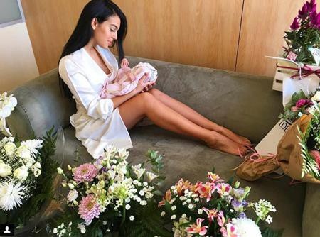 Hơn một tuần sau sinh, bạn gái C.Ronaldo đã đi tập để lại dáng - 2 Bạn gái C.Ronaldo chỉ mới sinh con được ít ngày