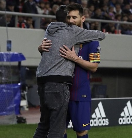 Bị phạt hơn 1,5 tỉ đồng vì trót để fans cuồng tiếp cận Messi - 2 Messi đã bị fan ôm chặt cứng ở hiệp một