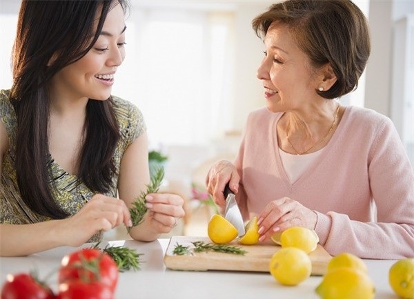 Kế hoạch biến con dâu thành con gái của bà mẹ chồng "đáo để" - 1 Tôi và con dâu ngày càng dễ nói chuyện hơn, thậm chí còn có vài bí mật nho nhỏ xoay quanh người đàn ông mà cả hai cùng yêu thương. Ảnh: I.T