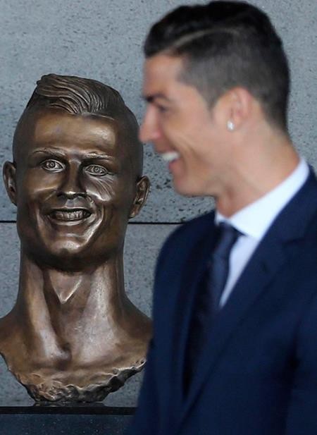 Tượng của C.Ronaldo gây “bão” vì… đẹp trai bất ngờ - 2 Bức tượng mới “ăn đứt” tác phẩm tại quê nhà Madeira của CR7