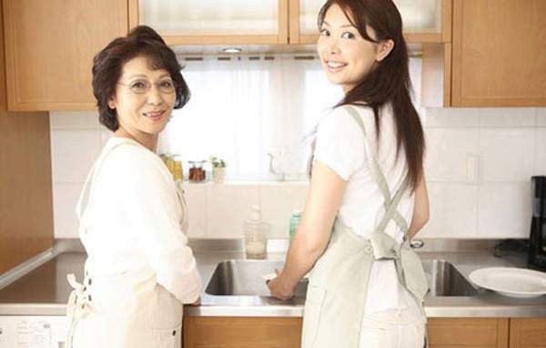 Giận "sôi máu" vì hành động trêu tức con dâu của mẹ chồng - 1 Hình minh họa