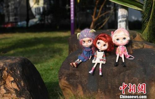 Ngồi chơi búp bê, đút túi cả chục triệu đồng - 1 “Cải tạo búp bê” – nghề lạ đem lại thu nhập hàng chục triệu đồng/tháng cho Hoàng Tư Lâm