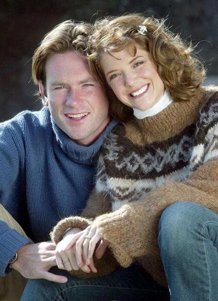 A.J. Langer và Charles Courtenay lần đầu gặp nhau tại một bữa tiệc vào năm 2002. Theo lời A.J. Langer kể lại thì nữ diễn viên cùng ông xã tương lai chỉ cần một ánh mắt và nụ cười là đã có thể nhận ra mình chính là “một nửa” của đối phương. Và gia đình hạnh phúc hiện tại của cả hai đã chứng minh linh cảm ban đầu là hoàn toàn đúng đắn.