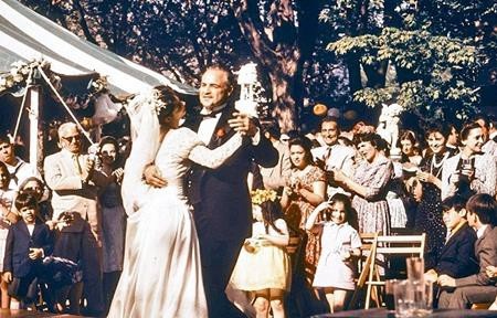 Cảnh cưới của ông trùm Don Corleone trong phim “The Godfather” quy tụ rất nhiều diễn viên quần chúng. Tuy nhiên, khán giả đã rất ngỡ ngàng khi khám phá ra rằng đoàn làm phim đã thực sự để các “dân anh chị” tham gia cảnh quay này.