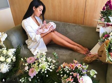 Bạn gái C.Ronaldo khiến cổ động viên ghen tị vì quá đỗi hạnh phúc - 2 Cả CR7 và bạn gái đều dành nhiều tình yêu thương cho con