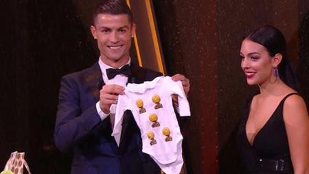 Giành Quả bóng vàng, C.Ronaldo lại được bạn gái xinh đẹp “tỏ tình” - 2 Cặp đôi được ban tổ chức tặng cho một món quà đặc biệt