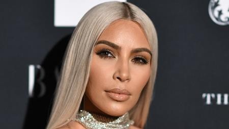 Kim Kardashian từng thề thốt rằng mình chưa từng đi tiêm botox hay động chạm tới dao kéo. Tuy nhiên, các chuyên gia thẩm mĩ đều nhận định cô Kim “siêu vòng 3” từng làm mũi, gọt cằm và thực hiện rất nhiều thủ thuật thẩm mĩ khác. Thậm chí, Kim Kardashian còn từng chi ra hơn 6.000 đô la Mỹ đi bơm mông để có được vòng 3 siêu khủng như hiện tại. Sau khi sinh hạ cô con gái North, Kim Kardashian còn tiếp tục bỏ ra 20.000 đô la Mỹ để bơm mỡ từ vùng bụng xuống hông và mông. Đặc biệt, cô Kim còn đi tiêm filler với chi phí dao động mỗi lần từ 300 đến 700 đô la Mỹ nhưng mỗi năm đều phải đi tiêm ít nhất một lần.