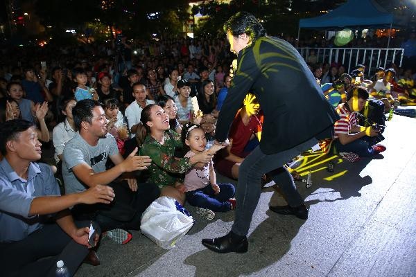 Âm vang nghệ thuật đường phố trong lòng du khách và người dân - 2 Cùng trong tinh thần tự hào dân tộc, ca khúc Cùng nhau ta thắp sáng với giọng ca đầy nội lực của Bích Ngọc cũng khiến đông đảo bạn trẻ và du khách nước ngoài phấn khích.