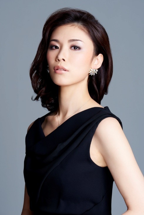 Hoa hậu Hoàn vũ 2007 Riyo Mori sắp trở lại Việt Nam - 2 Riyo Mori chinh phục người hâm mộ không chỉ bởi vẻ đẹp duyên dáng nhưng không kém phần cá tính, mà còn ở phong thái tự tin, chuyên nghiệp. Tại đêm chung kết, cô cũng chiếm lấy trái tim của công chúng với câu trả lời thông minh trong phần thi ứng xử khi được hỏi về bài học từ thời thơ ấu vẫn còn ảnh hưởng đến bạn ngày hôm nay là gì. Cô cho biết: “Tôi đã học được cách làm thế nào để luôn cảm thấy hạnh phúc, biết kiên nhẫn và sống lạc quan, và đó cũng là những gì mà tôi muốn truyền đạt lại cho thế hệ kế tiếp.