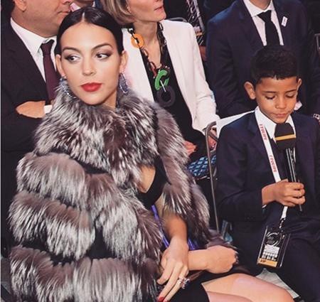 Bạn gái C.Ronaldo ghi điểm với hành động ngọt ngào nơi hậu phương - 2 Georgina rất quấn quýt với gia đình C.Ronaldo