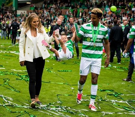 Những ngôi sao thể thao bị vợ đẹp “át vía” - 2 Trong khi Scott Sinclair không tìm được chỗ đứng tại Man City và phải chuyển sang thi đấu cho Celtic để cứu vãn sự nghiệp thì người bạn đời Helen Flanagan của Sinclair lại là một diễn viên, người mẫu cực kì nổi tiếng tại xứ sở sương mù. Dù hiện phải “đôi người đôi ngả” nhưng cặp sao vẫn đang rất hạnh phúc và đã có với nhau một tiểu công chúa đặt tên là Matilde.