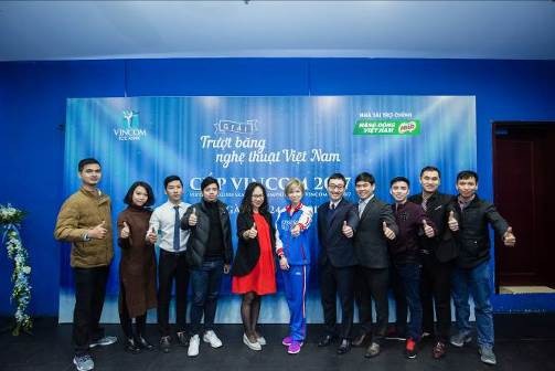 Giải trượt băng nghệ thuật cúp Vincom mùa thứ 3 thu hút nhiều thí sinh tiềm năng - 2 Cô Liudmila Yurievna Kuznetsova và các ban giám khảo tại buổi tập huấn trọng tài