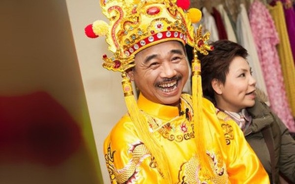 Chuyện kỳ quặc ít biết về "Ngọc Hoàng" khó ai thay thế trong "Táo quân" - 2
Dù tạo hình bao năm không thay đổi, Quốc Khánh vẫn khiến vai diễn Ngọc Hoàng đầy sức sống bằng lối diễn đặc biệt của mình.