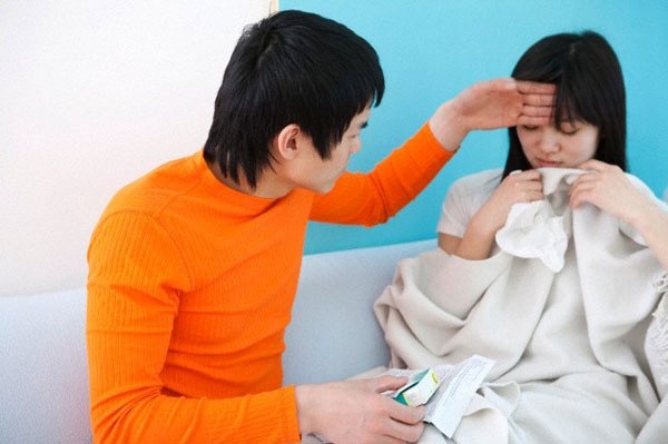 Phát hiện bất ngờ về chồng sắp cưới khiến cô gái do dự kết hôn - 1 Khi mới yêu, người yêu tôi khá quan tâm, chăm sóc (Ảnh minh họa IT)