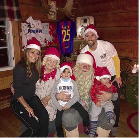 Messi và C.Ronaldo đi đầu trào lưu ăn mừng Giáng sinh - 2 Trong khi đó, kỳ phùng địch thủ Messi cũng đã trở về đoàn viên với vợ con. Và số 10 của Barca cũng háo hức gửi lời chúc mừng: “Chúc tất cả mọi người Giáng sinh vui vẻ!”.