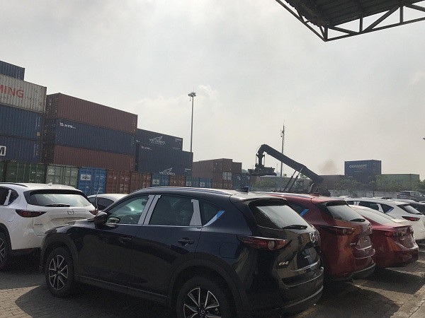 
Ô tô nhập khẩu tại cảng Sài Gòn. Ảnh: Thu Hòa
