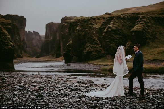 Chia sẻ lời thề ước bên cạnh một dòng sông