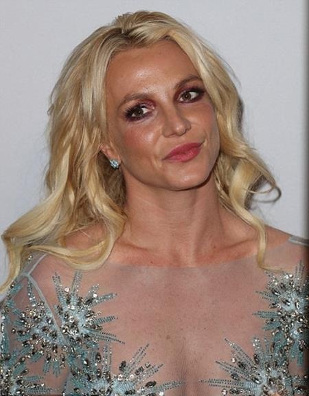 Nhìn lại hành trình “lột xác” ấn tượng của Britney Spears - 20 Tại bữa tiệc mừng lễ trao giải Grammy vừa qua, Britney Spears đã khiến nhiều fan nam phải đỏ mặt khi diện một bộ váy xuyên thấu, “thả rông” vòng một. Tuy nhiên, do cách trang điểm không phù hợp nên “công chúa nhạc pop” lại lộ vẻ già nua khác hẳn với vẻ sexy, quyến rũ thường thấy
