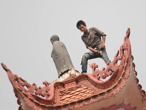 Bi hài hành động bất thường, kỳ dị của những kẻ "ngáo đá" - 7 Nam thanh niên leo lên bảo tháp cao hơn 30 mét đập phá rồi nhảy xuống.