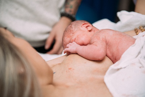 
Đây là lần thứ hai Emmy lâm bồn nhưng niềm hạnh phúc vẫn như lần đầu làm mẹ
