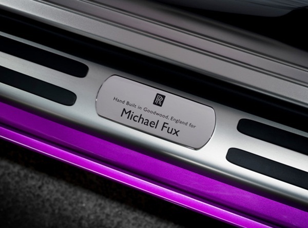 Choáng ngợp trước bộ sưu tập siêu xe "hàng thửa" của tỷ phú Michael Fux - 7
Trên bệ cửa ghi rõ dòng chữ “Chế tạo thủ công tại Goodwood, Anh, dành riêng cho ngày Michael Fux” như để thể hiện sự trân trọng từ Rolls – Royce đến ngài tỷ phú.