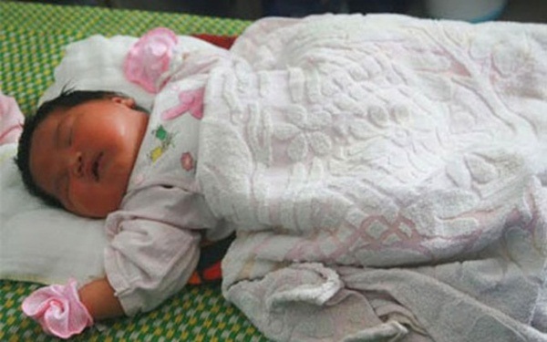 Kinh ngạc trước những em bé vừa chào đời đã có cân nặng “khủng” nhất Việt Nam - 7 Bé gái ở Quảng Nam với cân nặng 5,2kg.