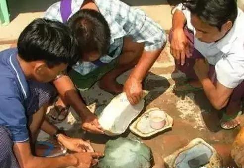 Choáng: Ngọc phỉ thúy thô ở Myanmar bán đổ đống như rau ngoài chợ - 7