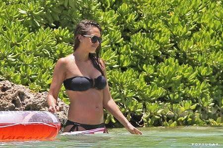 Sao và những màn diện bikini hở bạo trong năm qua - 20 Jessica Alba lúc nào cũng là một trong những sao nữ có vóc dáng sexy hàng đầu Hollywood