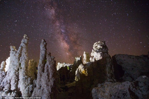 Những tháp đá ngưng thôi thạch kết hợp với bầu trời đêm đầy sao tạo nên phong cảnh như trên hành tinh khác.