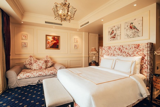 Đọ nhà siêu đẹp của hai hoa hậu giàu nhất Việt Nam - 22 Căn hộ này có hai tầng, cả bốn mặt đều hướng ra biển và núi. Phòng khách, phòng ăn, nhà bếp, phòng ngủ, phòng tắm… đẹp tinh xảo. Vàng và trắng là hai gam màu chủ đạo của căn penthouse này. Nội thất hoàn toàn theo gu phương Tây cổ điển. (Ảnh: An Trần).
