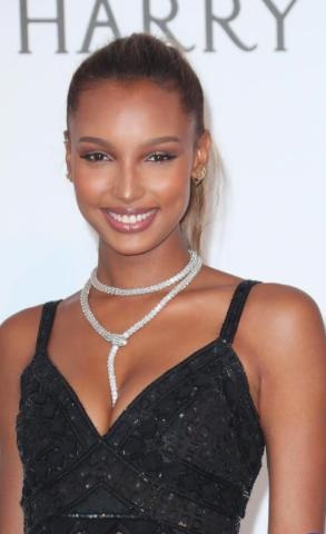 Thiên thần nội y Jasmine Tookes đã đeo một sợi dây chuyền kim cương Bulgari vô cùng ấn tượng khi xuất hiện tại Liên hoan phim Cannes