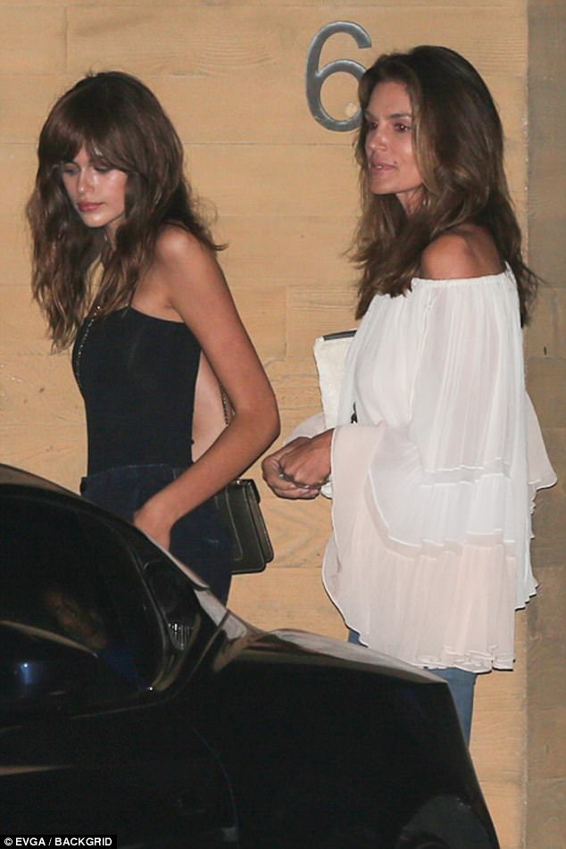 Siêu mẫu Cindy Crawford sánh đôi cùng con gái “bản sao” - 6
Hai mẹ con lên xe rời nhà hàng để về nhà ở Malibu.