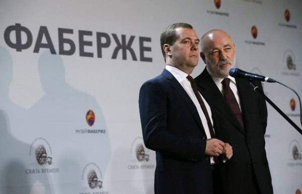 Vị tỉ phú mua 9 quả trứng hết 2.200 tỉ đồng - 8 Ông Viktor cùng Thủ tướng Medvedev trong buổi triển lãm.