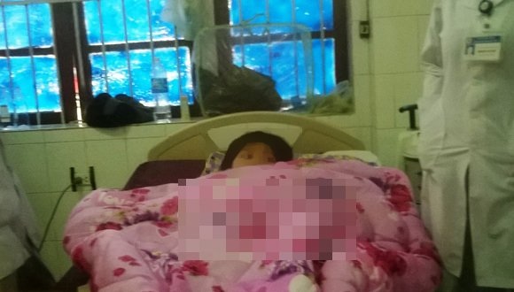 Bi hài hành động bất thường, kỳ dị của những kẻ "ngáo đá" - 8 H đang nằm điều trị tại khoa Cấp cứu chống độc, Bệnh viện Đa khoa Hà Tĩnh. Nguồn: ANTĐ