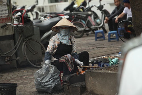 Nướng thịt trên vỉa hè phố Lý Thường Kiệt