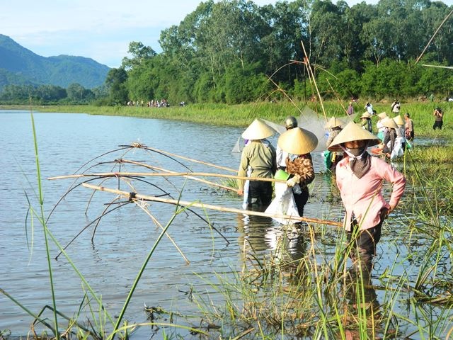 Hàng trăm người đội nắng tham gia lễ hội đánh cá cầu may độc đáo - 8 Hàng trăm người đội nắng tham gia lễ hội đánh cá cầu may độc đáo - 8