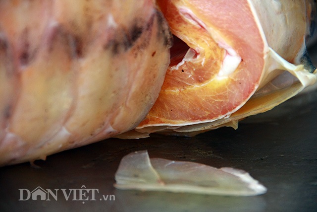 Cặp cá nhà giàu "bay" từ Biển Hồ về Thủ đô giá hơn nửa chỉ vàng mỗi kg - 8
Khi được hỏi về giá bán chủ nhà hàng này cho biết: cá phi lê được bán với giá hơn 1 triệu 800 nghìn đồng mỗi kg, còn giá bán xương thì dao động vào khoảng từ 1,4- 1,5 triệu. Tuy nhiên, khi được hỏi giá cá nhập từ nước ngoài về thì chủ nhà hàng từ chối tiết lộ giá mua cá.