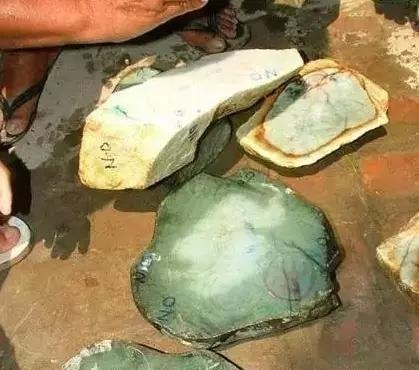 Choáng: Ngọc phỉ thúy thô ở Myanmar bán đổ đống như rau ngoài chợ - 8