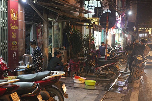 Vỉa hè là của người đi bộ, nhưng một số hộ kinh doanh đã chiếm dụng