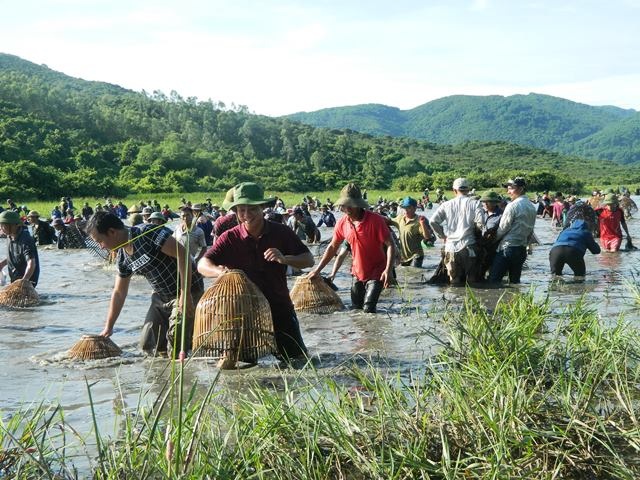 Hàng trăm người đội nắng tham gia lễ hội đánh cá cầu may độc đáo - 9 Hàng trăm người đội nắng tham gia lễ hội đánh cá cầu may độc đáo - 9