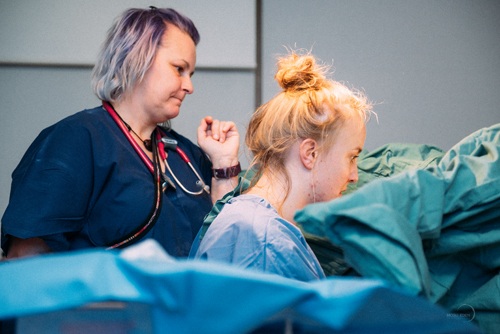 
Các bác sĩ tại Úc chăm sóc tận tình cho mẹ con Emmy
